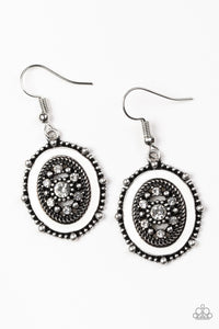 Picture of WEALTH - White Earring Paparazzi
