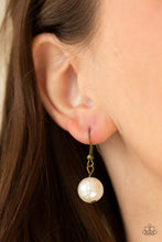 Load image into Gallery viewer, Paparazzi Magnificently Milan - Brass &amp; Pearl Necklace
